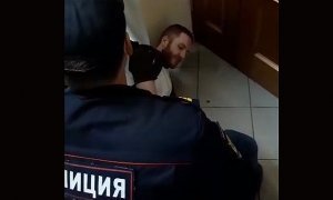 В Петербурге на избирательном участке №2191 полицейские сломали руку журналисту «Медиазоны»