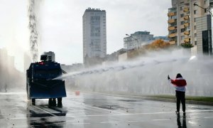 В Минске участники протеста разобрали два водомета, которые разгоняли митинг