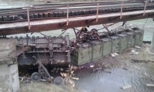 В Саратовской области в результате обрушения моста упал в реку товарный поезд