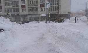 В Мурманской области коммунальщики убрали снег около элитных домов и сгрузили его к обычным