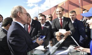 Владимир Путин на авиасалоне МАКС купил мороженое, а сдачу отдал главе Минпромторга