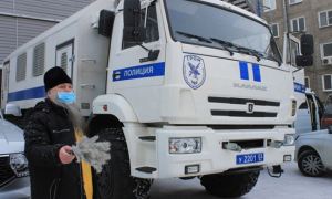 В Улан-Удэ настоятель местного храма освятил полицейский автозак