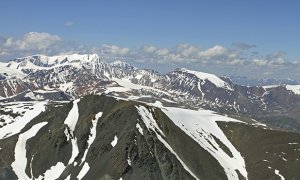 Поиски погибших в результат схода лавины альпинистов в горах Алтая приостановлены