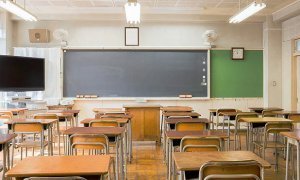 В омской школе дети избили одноклассницу с эпилепсией, а ее мать попросили забрать документы