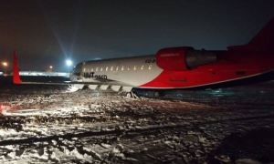 В аэропорту Челябинска пассажирский самолет во время посадки выкатился за пределы ВПП