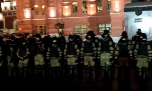 Жители Москвы и Петербурга вышли на стихийный митинг в поддержку Навального