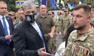 В центре Киева облили зеленкой бывшего президента Украины Петра Порошенко