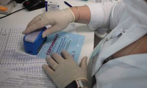 В Совете Федерации призвали пожизненно лишать дипломов врачей-антиваксеров