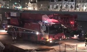 В Москве грузовик-бетономешалка потерял управление и упал в Водоотводный канал