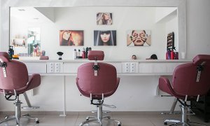 В Белгородской области парикмахер заразил коронавирусом более 20 своих клиентов