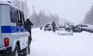 В Хабаровском крае и Ленинградской области десятки водителей застряли в ледяном плену