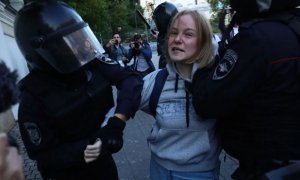 Участницу протестного митинга, которую ударил полицейский, увезли в больницу на «скорой»