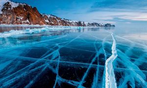 На озере Байкал под лед провалился внедорожник с иностранными туристами