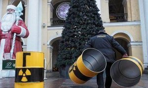 В Петербурге активиста «Гринпис» задержали из-за новогодней акции с «радиоактивными» бочками