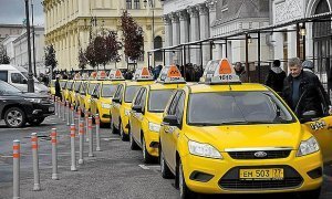 Московский таксист взял с туристов 14 тысяч рублей за поездку на расстояние 3 км