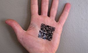 Сервис Delivery Club предложил москвичам сделать временные татуировки с QR-кодом