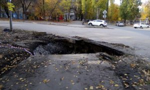 В Саратове под землю ушел недавно отремонтированный тротуар