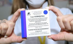 В Москве и Подмосковье ввели обязательную вакцинацию для чиновников и работников сфер услуг