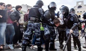 Правозащитники просят наказать силовиков за мат в адрес участников протестных акций