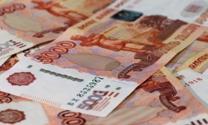 Рубль продолжает падать по отношению к доллару и евро из-за геополитических рисков