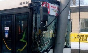 В Саратове автобус с пассажирами врезался в фонарный столб