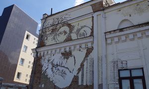 Жители Москвы выстроились в живую цепь для защиты от сноса здания с портретом Германа Гессе