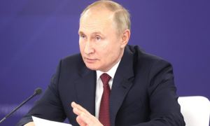 Владимир Путин на фоне санкций анонсировал увеличение пенсий и соцвыплат