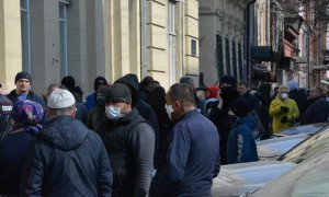 В Саратове власти из-за карантина ввели спецпропуска и собрали огромную очередь за их получением