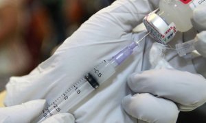 Пятеро медработников заразились коронавирусом после вакцинации