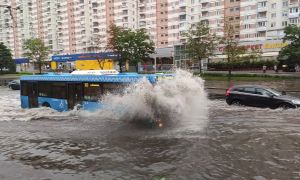 На Москву обрушился «суперливень» с грозой. Дороги и машины затопило