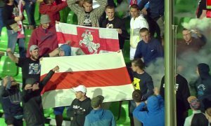 Фанату ЦСКА, который во время матча вывесил флаг Белоруссии, запретили посещать спортивные мероприятия