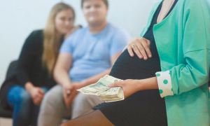 В Госдуме предложили запретить суррогатное материнство