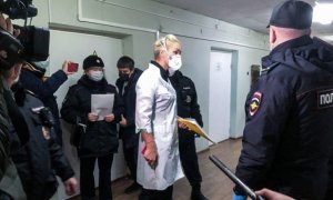 В Вологде полиция задержала сотрудников «Альянса врачей», которые привезли СИЗ сотрудникам роддома