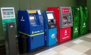 Депутаты предложили отменить комиссию при снятии наличных в «чужом» банкомате