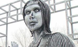 «Ужасающий» памятник Аленке в Нововоронеже выставят на торги