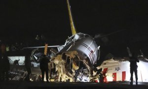 В аэропорту Стамбула пассажирский самолет после посадки развалился на части