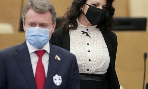 Депутаты Госдумы стали носить на работу отпугивающие коронавирус значки