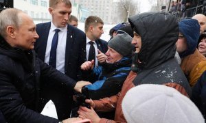 В Череповце общение Владимира Путина с народом прикрывал с крыши снайпер