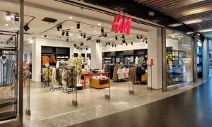 Магазины одежды H&M приостановили работу в России