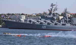 На борту крейсера «Москва» произошел пожар. Власти Украины заявили о ракетном ударе по кораблю