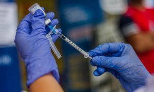 В испытаниях российской вакцины от коронавируса примут участие 60 добровольцев