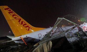 В результате аварийной посадки самолета Pegasus Airlines погибли три человека