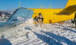 В аэропорту Магадана самолет Ан-2 не смог набрать высоту и ударился о землю