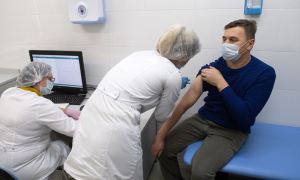 Вакцины на всех не хватает