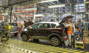 Компания Renault вслед за другими автопроизводителями приостановила работу в России