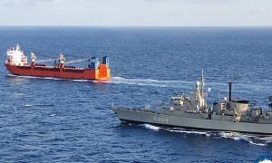 Владелец российского грузового судна сообщил о высадке на борт военных НАТО