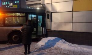 В подмосковной Электростали рейсовый автобус врезался в кинотеатр