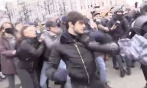 Подравшегося на митинге с омоновцами чеченца задержали в Псковской области