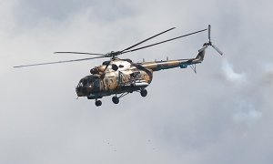 В подмосковной Гжели военный вертолет Ми-8 совершил посадку на трассе