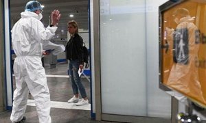 Российских туристов после возвращения на родину обяжут сдать тест на коронавирус в аэропорту